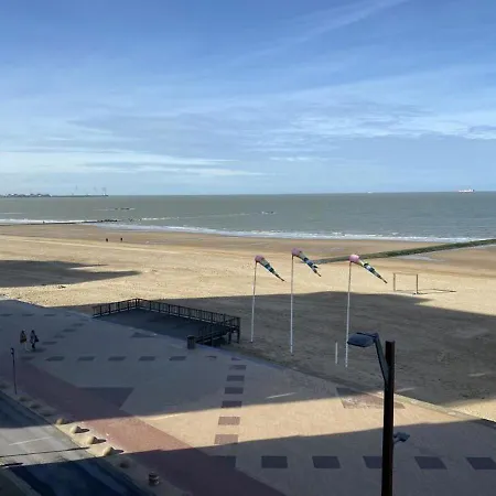 Sur La Digue A Knokke-Heist